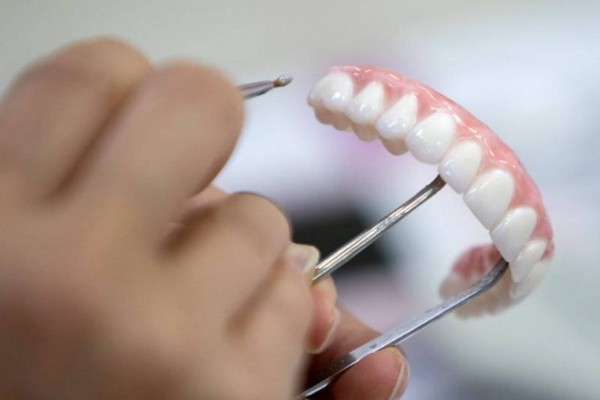 寻找可靠的义齿外贸厂家？深圳高端义齿生产基地，专注欧美市场，